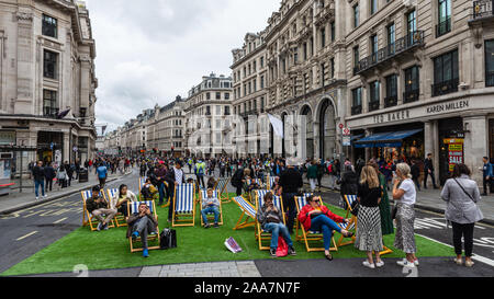 London, England, Regno Unito - 22 Settembre 2019: gli amanti dello shopping a piedi lungo Regent Street e sedersi sulle sedie a sdraio a Londra durante la Giornata senza automobili. Foto Stock