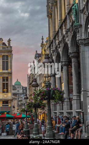 Bruxelles Città Vecchia / Belgio - 07 18 2019: vista panoramica su Bruxelles Grande Place al crepuscolo e durante la stagione estiva Foto Stock