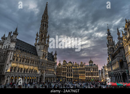 Bruxelles Città Vecchia / Belgio - 07 18 2019: vista panoramica su Bruxelles Grande Place al crepuscolo e durante la stagione estiva Foto Stock