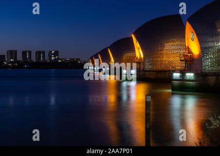 London, England, Regno Unito - 21 Settembre 2019: la Thames Barrier le misure di difesa contro le inondazioni sono illuminate di notte sul fiume Tamigi nei Docklands quartieri di e Foto Stock