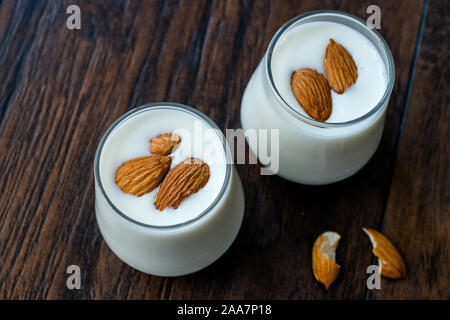 Latte di mandorle Smoothie Shake / frullato nella coppa di vetro. Organici di fresca bevanda fredda. Foto Stock