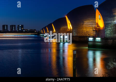 London, England, Regno Unito - 21 Settembre 2019: la Thames Barrier le misure di difesa contro le inondazioni sono illuminate di notte sul fiume Tamigi nei Docklands quartieri di e Foto Stock