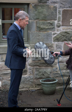 Glasgow, Regno Unito. Xx Nov, 2019. Nella foto: Willie Rennie MSP - Leader della Scottish Liberal Democratici partito. Scottish Liberal Democratici Leader Willie Rennie e sedia campagna Alex Cole-Hamilton evidenziare la necessità di sollevare il cappuccio su stagionali dei lavoratori agricoli e parlare della minaccia Brexit comporta per il settore nel suo complesso in occasione di una visita a Craigie la fattoria alla periferia di Edimburgo. Credito: Colin Fisher/Alamy Live News Foto Stock