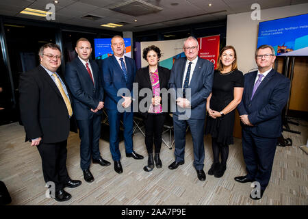 (Da sinistra a destra) Dr Stephen Farry, Chris Hazzard Trevor Lockhart CBI NI presidente e CEO di Fane Valley, Claire Hanna, Dr Steve Aiken, Angela McGowan CBI NI direttore e Sir Jeffrey Donaldson durante la CBI NI business hustings elettorale presso la legge nella società dell'Irlanda del Nord. Foto Stock