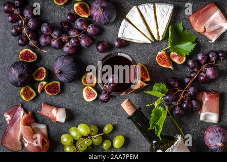 Sfondo di cibo. Antipasti francesi per il vino: formaggio, fichi e uva. Foto Stock