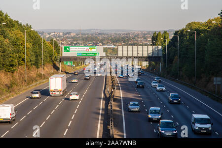 Dartford, Regno Unito - 21 Settembre 2019: Flussi di traffico sull'autostrada A2 a Ebbsfleet tra Dartford e Gravesend in nord Kent. Foto Stock