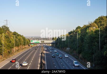 Dartford, Regno Unito - 21 Settembre 2019: Flussi di traffico sull'autostrada A2 a Ebbsfleet tra Dartford e Gravesend in nord Kent. Foto Stock