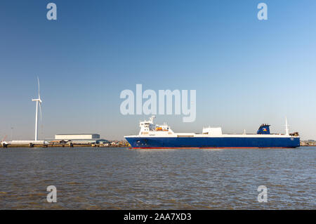 Gravesend, England, Regno Unito - 21 Settembre 2010: un roll on-roll off cargo vele di traghetto sull'estuario del Tamigi a Tilbury Docks in Essex. Foto Stock