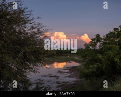 Tramonto sulla pianura di Bagan, Myanmar (Birmania) Foto Stock