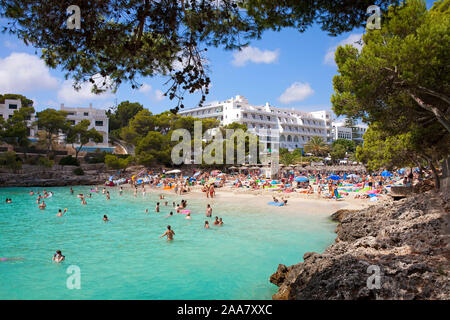 Cala Gran e idilliaca spiaggia di Cala D'Or, Maiorca, isole Baleari, Spagna Foto Stock