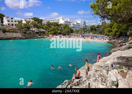 Cala Gran e idilliaca spiaggia di Cala D'Or, Maiorca, isole Baleari, Spagna Foto Stock