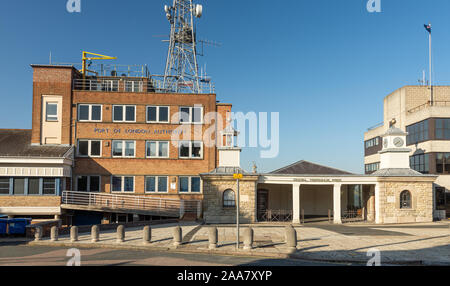 Gravesend, England, Regno Unito - 21 Settembre 2010: il porto di London Authority edificio e Royal Terrace Pier a Gravesend sull'estuario del Tamigi. Foto Stock