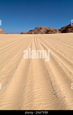 Auto di sentieri nel deserto del Sinai, Egitto Foto Stock