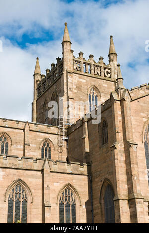 Bruce re scolpito in pietra a vista nella parte superiore della torre principale. Dunfermline Abbey. Dunfermline, Scozia Foto Stock