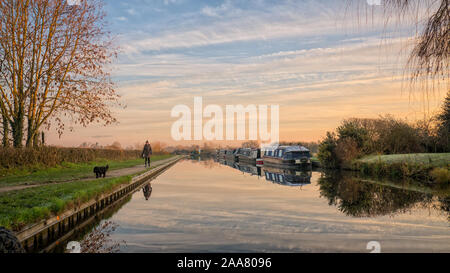 Inverno in barca sul Trent e Mersey Canal vicino Alrewas Foto Stock