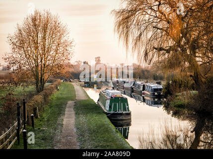 Inverno in barca sul Trent e Mersey Canal vicino Alrewas Foto Stock