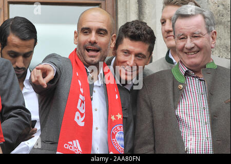 Monaco di Baviera, Deutschland. Xx Nov, 2019. Robert LEWANDOWSKI (Bayern Munich) sciami da Pep Guardiola. Archivio fotografico: v.li:Pep (Josep) GUARDIOLA (pullman FCB), Robert LEWANDOWSKI (FC Bayern Monaco di Baviera), Bastian SCHWEINSTEIGER (Bayern Munich), Karl HOPFNER (FC Bayern Monaco di Baviera), il gesto. Doppio misto - per la prima volta i pro con le signore celebrare il campionato tedesco. Celebrazione del campionato FC Bayern Munich-Rathausbalkon, Marienplatz.campione tedesco. Calcio, campionato 1.1. Bundesliga, giornata34, 34.Spieltag, 24.05.2015. | Utilizzo di credito in tutto il mondo: dpa/Alamy Live News Foto Stock