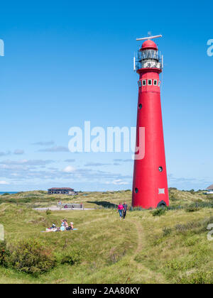Persone e faro Torre Nord in dune di Frisone Occidentale island Schiermonnikoog, Paesi Bassi Foto Stock