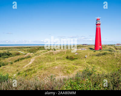 Persone rilassante vicino al faro di dune su West Frisone isola Schiermonnikoog, Paesi Bassi Foto Stock