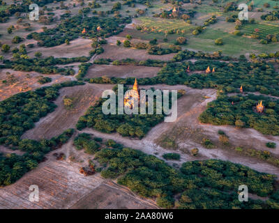 Vista aerea di antichi templi della zona archeologica di Bagan, Myanmar (Birmania) come si vede da una mongolfiera volare overhead a ALBA Foto Stock