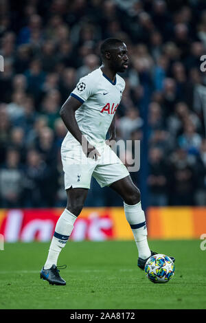 Londra, Inghilterra - 22 ottobre: Davinson Sanchez del Tottenham Hotspur durante la UEFA Champions League group B match tra Tottenham Hotspur e Crven Foto Stock