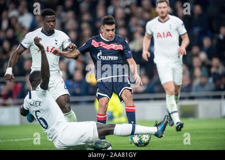 Londra, Inghilterra - 22 ottobre: Davinson Sanchez e Serge Aurier del Tottenham Hotspur e Mateo Garcia di Crvena Zvezda durante la UEFA Champions Leagu Foto Stock