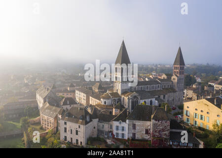 Francia, Saône et Loire, Tournus, Saint Philibert chiesa abbaziale (vista aerea) // Francia Saône-et-Loire (71), Tournus, église abbatiale Saint-Philibe Foto Stock