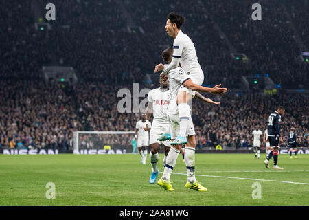 Londra, Inghilterra - 22 ottobre: Figlio Heung-min del Tottenham Hotspur celebrare con heÕs compagni di squadra Erik Lamela e Serge Aurier dopo il punteggio obiettivo durante Foto Stock