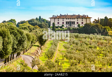 Artimino Toscana, in un paesaggio fantastico vista della bellissima landmark Villa Medicea La Ferdinanda o Cento Camini facciata tra il verde di olivi Foto Stock