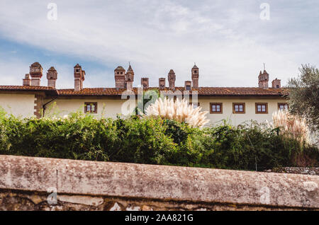Artimino, Toscana, Italia bella caratteristica architetturale dettagli della villa medicea la Ferdinanda, i suoi camini Foto Stock