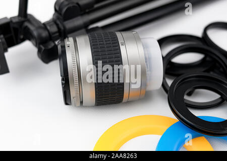 Foto la lente della fotocamera close-up, con lente protettori e Treppiede piccolo su sfondo bianco Foto Stock