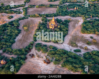 Vista aerea di antichi templi della zona archeologica di Bagan, Myanmar (Birmania) come si vede da una mongolfiera volare overhead a ALBA Foto Stock