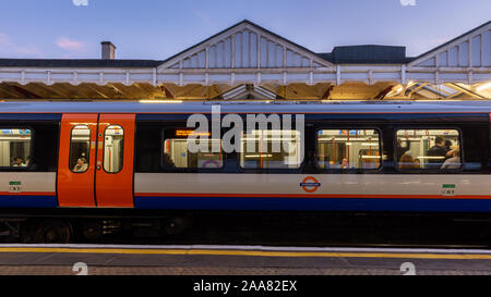 London, England, Regno Unito - 14 Settembre 2019: una nuova classe 710 Aventra commuter train chiede a Harrow & Wealdstone stazione sulla London Overground Watford Foto Stock