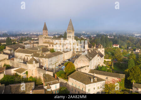 Francia, Saône et Loire, Tournus, Saint Philibert chiesa abbaziale (vista aerea) // Francia Saône-et-Loire (71), Tournus, église abbatiale Saint-Philibe Foto Stock