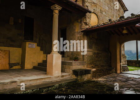 Valdibure piccola vecchia chiesa parrocchiale tipico cortile, costruzione in pietra con vecchie colonne e pareti rovinate Foto Stock
