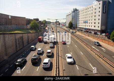 London, England, Regno Unito - 14 Settembre 2019: il traffico pesante si muove sulla North Circular Road nel nord di Londra. Foto Stock