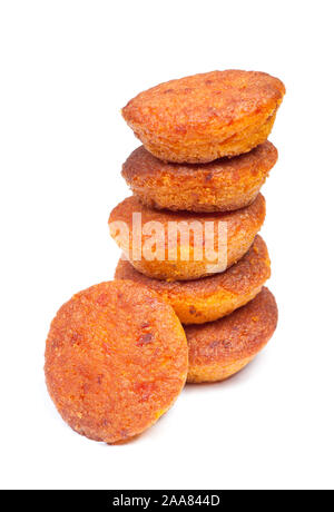 Gruppo di piccoli sottili muffin alla carota isolati su sfondo bianco Foto Stock