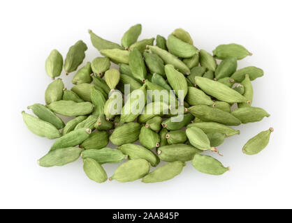 Verde cardamomo cialde isolati su sfondo bianco Foto Stock