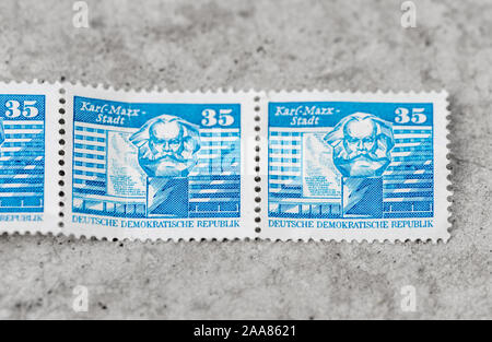 Rdt 35 Pfennig francobolli raffiguranti il Karl Marx Statua in Karl-Marx Stadt, Germania Est Foto Stock