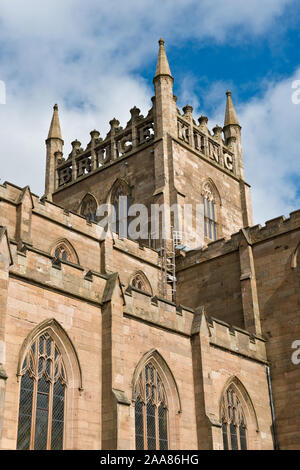 Bruce re scolpito in pietra a vista nella parte superiore della torre principale. Dunfermline Abbey. Dunfermline, Scozia Foto Stock