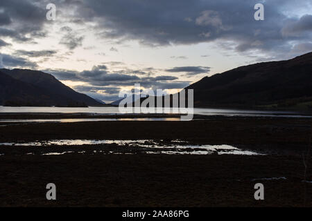 Area di Glencoe, Scozia. Pittoresca vista del tramonto di Loch Leven con North Ballachulish fondo in lontananza. Foto Stock