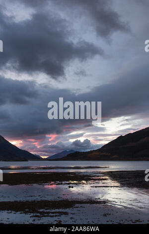 Area di Glencoe, Scozia. Pittoresca vista del tramonto di Loch Leven con North Ballachulish fondo in lontananza. Foto Stock