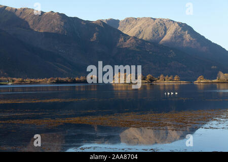 Area di Glencoe, Scozia. Vista la mattina del Loch Leven guardando ad ovest verso Ballachulish dalle rive del Invercoe, nei pressi del villaggio di Glencoe. Foto Stock