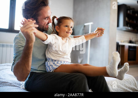 Padre e figlia ragazza bambino suonare insieme. Felice famiglia amorevole Foto Stock