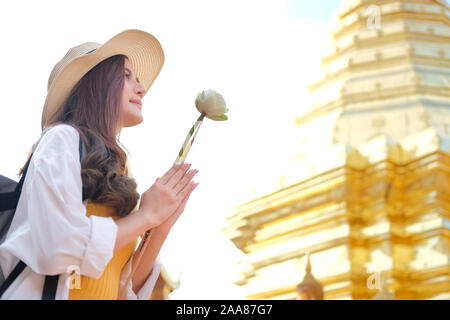 Giovane donna asiatica traveler tourist pregare al tempio buddista. viaggio viaggio concetto di viaggio Foto Stock