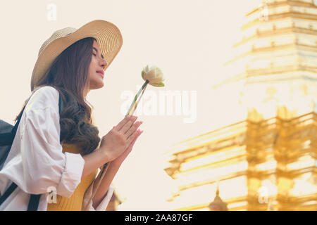 Giovane donna asiatica traveler tourist pregare al tempio buddista. viaggio viaggio concetto di viaggio Foto Stock