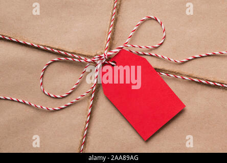 Tag di Natale per la scrittura di messaggi di saluto o testo appeso sul presente box Foto Stock