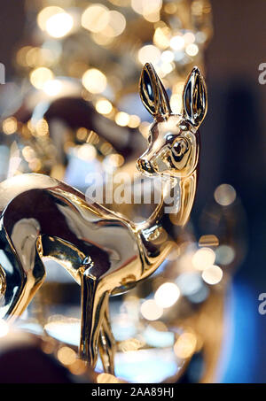 Baden Baden, Germania. Xx Nov, 2019. Bambi i trofei sono mostrati nel Festspielhaus. Il 21.11.2019 la settantunesima Bambi Media premio sarà assegnato. Credito: Uli Deck/dpa/Alamy Live News Foto Stock