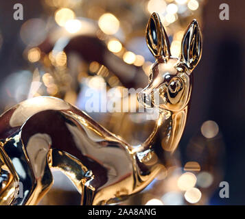 Baden Baden, Germania. Xx Nov, 2019. Bambi i trofei sono mostrati nel Festspielhaus. Il 21.11.2019 la settantunesima Bambi Media premio sarà assegnato. Credito: Uli Deck/dpa/Alamy Live News Foto Stock