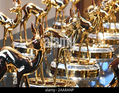 Baden Baden, Germania. Xx Nov, 2019. Bambi i trofei sono mostrati nel Festspielhaus. Il 21.11.2019 la settantunesima Bambi Media premio sarà assegnato. Credito: Uli Deck/dpa/Alamy Live News Foto Stock